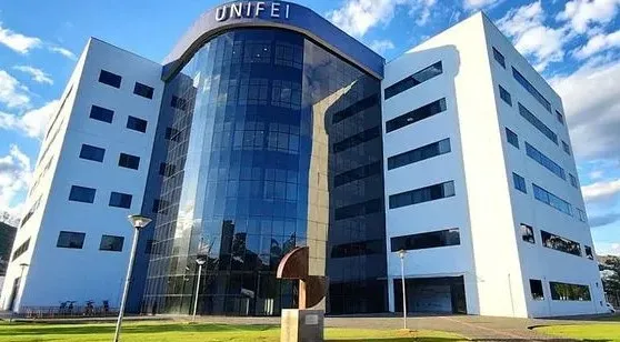 Vista frontal do prédio da reitoria no campus Itajubá da UNIFEI
